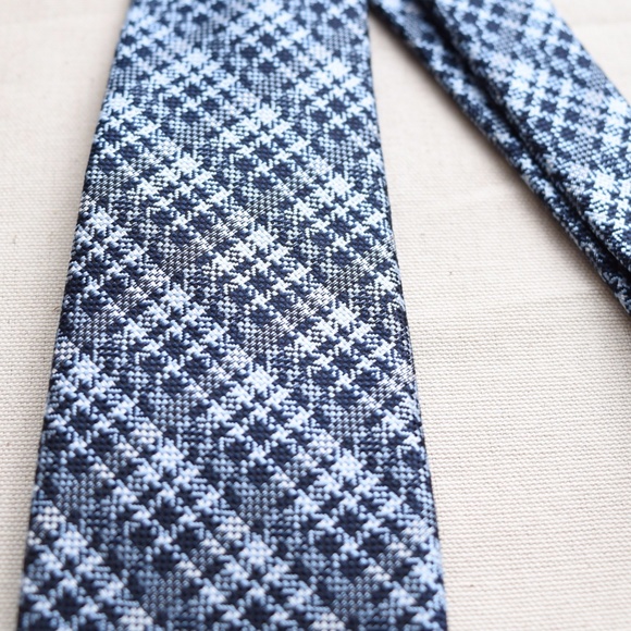Hugo Boss 100% Silk Houndstooth Tie - Picture 4 of 5